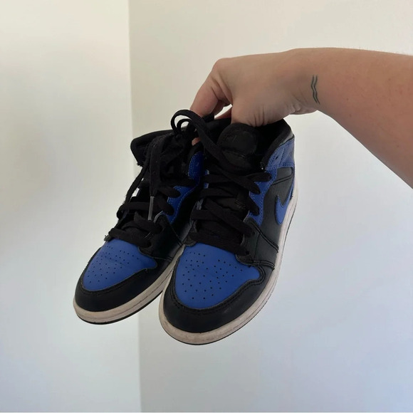 Jordan 1 Mid Hyper Royal Kids size 1 - Picture 3 of 6